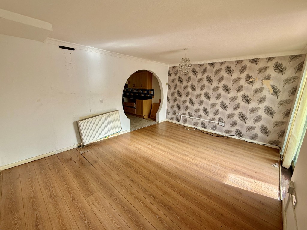 Lot: 59 - THREE-BEDROOM HOUSE FOR IMPROVEMENT - Living room